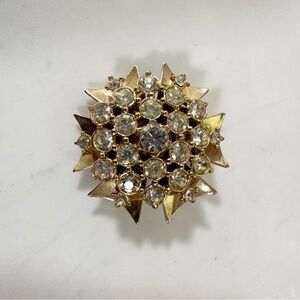 ON TREND Vintage Brooch